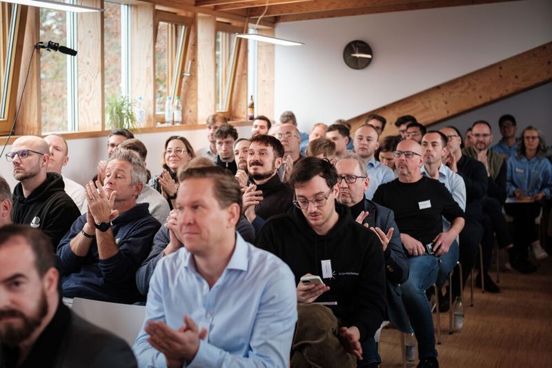 Nicht die Technologie entscheidet über den Erfolg, sondern eine strukturierte Einführung, die Mitarbeitende, Prozesse und Organisation gleichermaßen berücksichtigt. (Bild: Selectcode)
