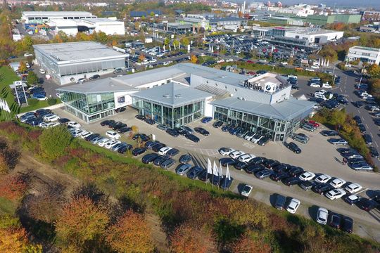 Vom Standort in Würzburg lenkt Rhein die Geschicke der angrenzenden Wirtschaftsräume.(Bild:  Rhein)