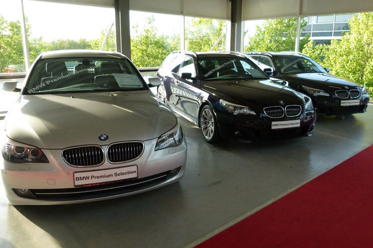 Die BMW-Gebrauchtwagen sind alle überdacht in einem eigenen Gebäude untergebracht, zusammen mit dem Seat-Verkauf. (Foto: Lulei)