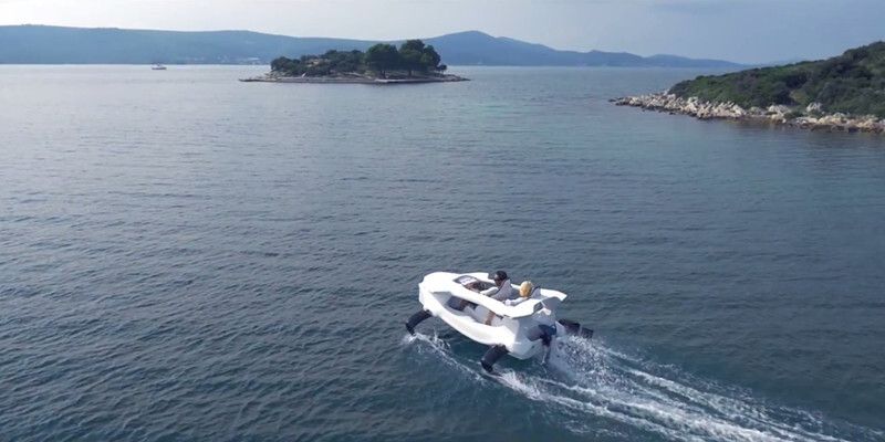 Zum Abheben – das elektrische Tragflächenboot Quadrofoil (Quadrofoil)