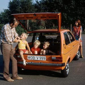 Von 1974 bis 1978 wurde der neue Kleinwagen als Audi 50, von 1975 bis 1981 als VW Polo gebaut. Beide Modelle wurden auf demselben Band im Volkswagenwerk Wolfsburg produziert.  (Bild:  Volkswagen)