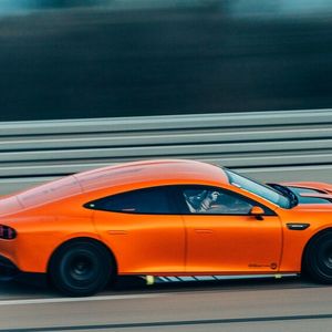 Mit dem Konzeptauto AMG GT XX gibt Mercedes einen Ausblick auf einen bald schon verfügbaren Elektro-Boliden.(Bild:  Mercedes-Benz)