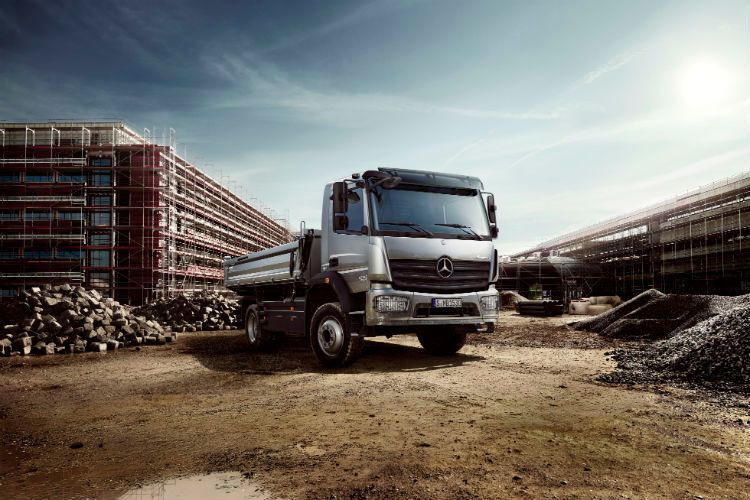 Der mittelschwere Kipper Atego ist für das Bau- und Baunebengewerbe gedacht. Der Zweiachser fährt mit 7,5 bis 16 Tonnen zulässigem Gesamtgewicht vor. (Foto: Daimler)