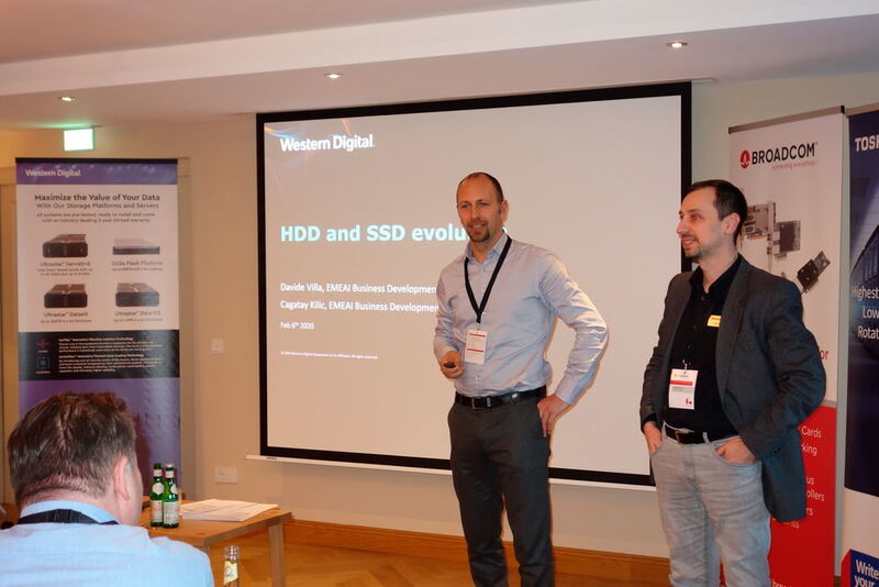 Davide Villa (l.) und Cagatay Kilic (beide Western Digital) präsentierten die Western-Digital-Produktpalette. (Vogel IT-Medien GmbH)