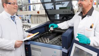 Abb. 1: Mit dem Röntgenspektrometer vom Typ S8 Tiger, Bruker AXS, Karlsruhe, können die Currenta-Analytiker automatisch mehrere Proben hintereinander messen. (Bild: Currenta)