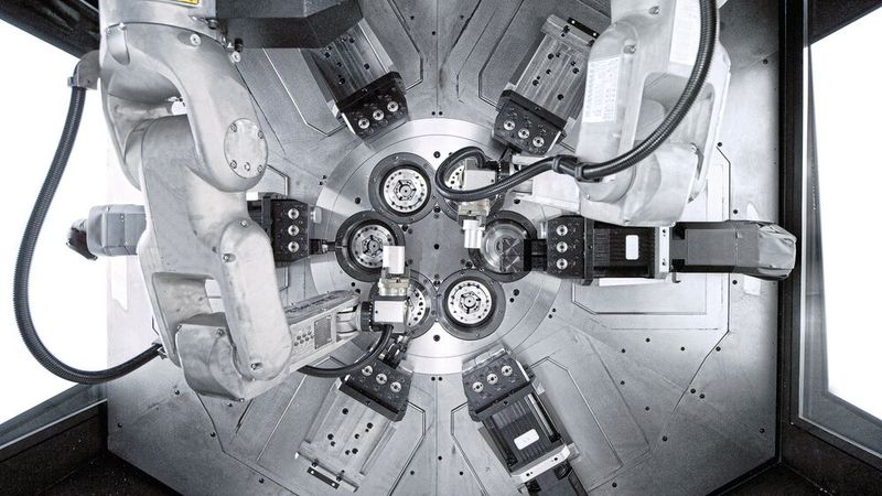 Flexibilität durch das Swisstypekit: auf der Multisprint 36 von DMG Mori kann dadurch Stangenmaterial für Bauteile mit einer Abmessung bis ø 36 x  170 mm bearbeitet werden. (Bild: DMG Mori)