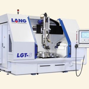 Bild 2: Mit der LGT-S werden Seitenwandformen bis zu einem Werkstückdurchmesser von     1200 mm bearbeitet. Es sind verschiedene Schriften und 3D-Tiefenstrukturen möglich. 
