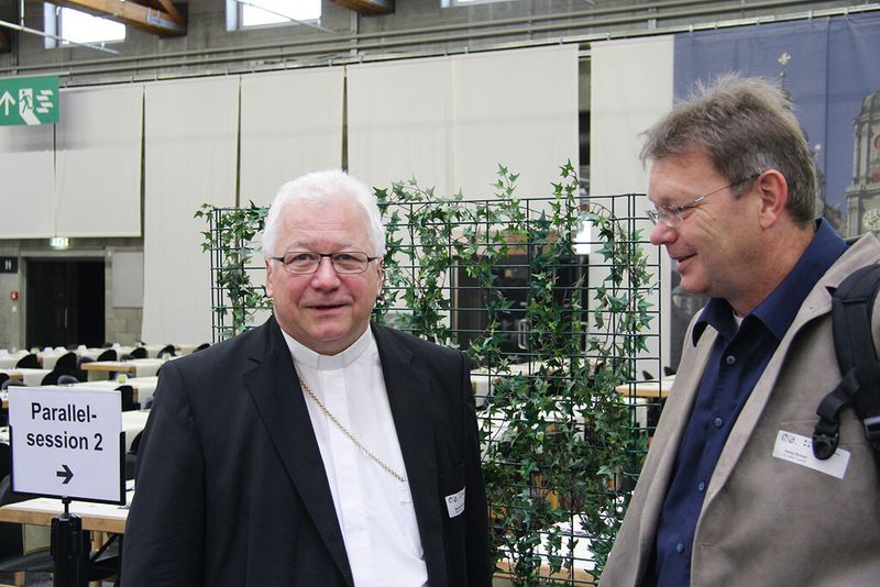 Bischof Markus Büchel im Gespräch mit einem Symposium-Teilnehmer (Bild: Urs Heiz)