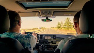 Der perfekte Beifahrer ist derjenige, der nicht stört, nicht ablenkt, für Wegzehrung sorgt und bei der Navigation hilft. Die eigene Mutter ist laut HEM-Studie als Beifahrerin dagegen meist verschrien. (gemeinfrei)