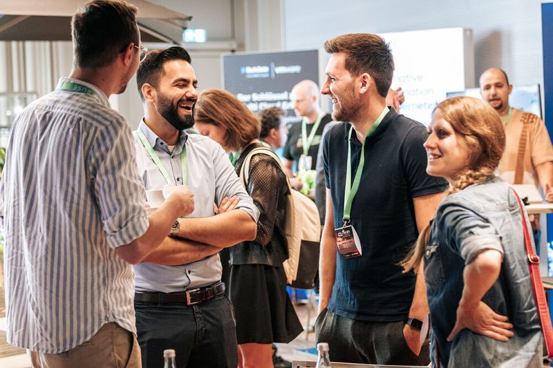 Die rockige Networking-Atmosphäre sorgte für ausgelassene Stimmung und spannende Gespräche in den Business Breaks. Weitere Bilder im Rückblick der Vogel-IT-Akademie. (Bild: berndrottmann.com)