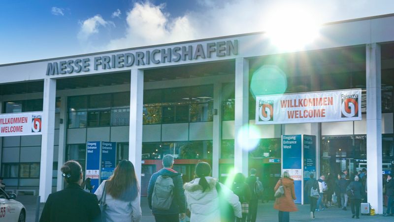 Zahlreiche Fachbesucher strömen auch dieses Jahr wieder zur Messe Friedrichshafen: Vom 12. bis 16. Oktober 2026 erwartet die 30. Fakuma rund 1.600 Aussteller aus 40 Nationen zur internationalen Fachmesse für Kunststoffverarbeitung.(Bild:  Schall Messen)