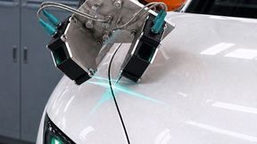 Polyplan hat eine gute Nachricht für Qualitätssicherer aus dem Fahrzeugbau-Bereich. Denn jetzt können Spalt- und Bündigkeitsmessungen automatisiert per Roboter am ganzen Fahrzeug erfolgen. Und das ist nicht alles, was mit den sogenannten SMA möglich wird ... (Bild: Polyplan)