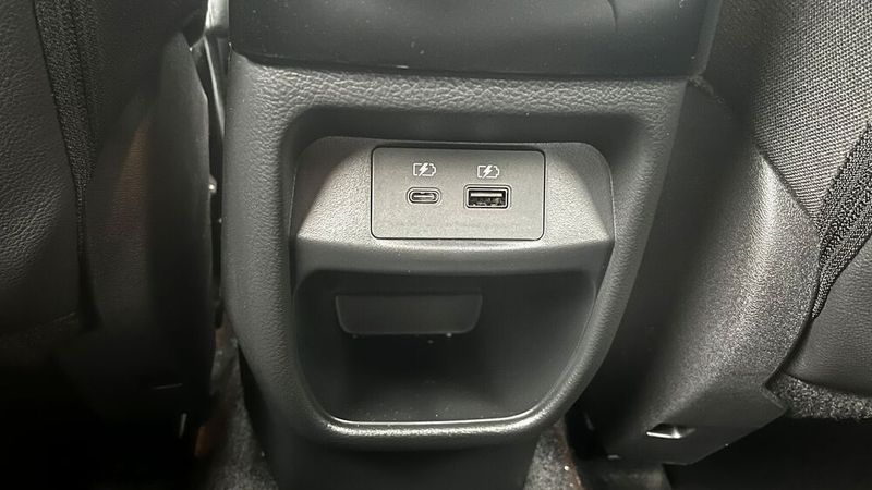 Auch für die Hinterbänkler gibt es beide USB-Anschlüsse. (Bild: Simon – VCG)