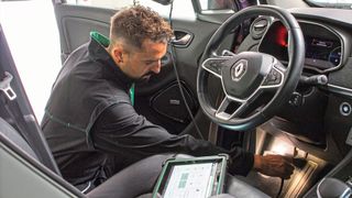 Hella Gutmann erweitert in Sachen Security Gateway sein Angebot. Mega-Macs-Nutzer können im Rahmen des Cyber Security Managements auch auf die Sicherheitssysteme von Kia und Renault zugreifen.
 (Bild: Hella Gutmann Solutions GmbH)