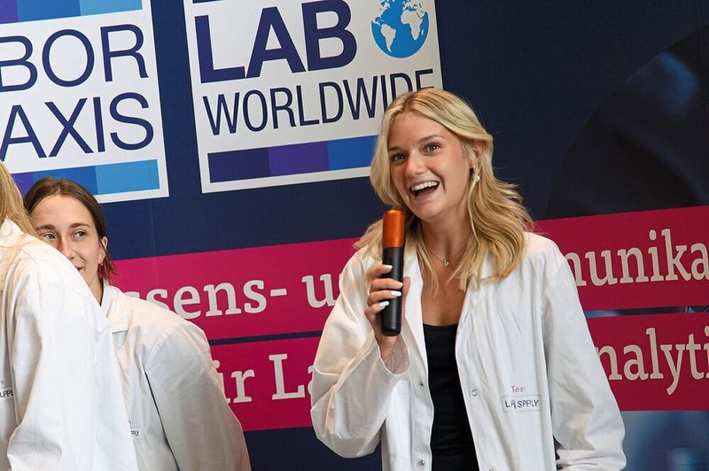 ... kein Karaoke, sondern die Verkündung der Gewinner des LAB-SUPPLY-Gewinnspiels.   Mehr Infos zu den kommenden LAB-SUPPLY-Messen finden Sie auf www.lab-supply.info (Bild: Stefan Stark)