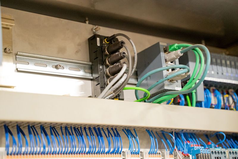 Schnelles I/O-Modul mit vier IO-Link-Eingängen: Das kompakte Multiprotokoll-Gerät TBEN-S2-4IOL dient als Schnittstelle zwischen Sensoren und SPS. (Bild: Turck)