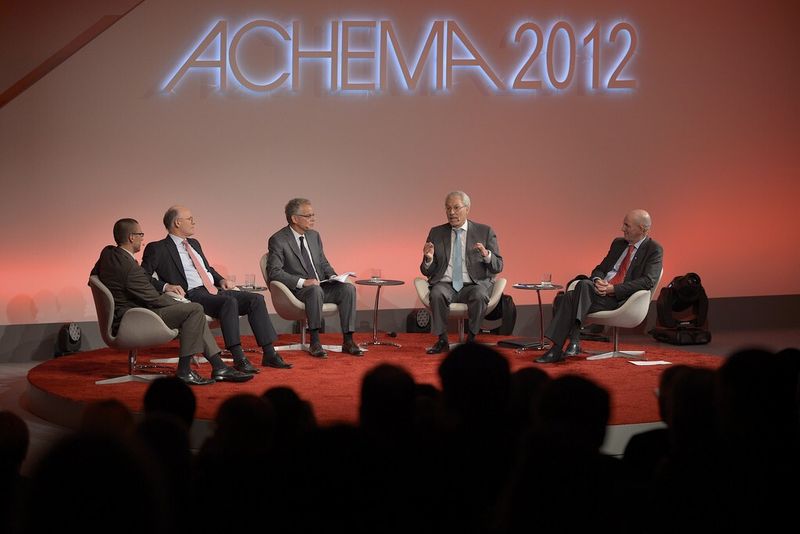 Auf explosive Rythmen folgten lebhafte Diskussionen (von links nach rechts: Prof. Dr. Uwe Schneidewindt, Präsident des Wupperatler Institus für Klima, Umwelt und Energie, Prof. Dr. Rudolf Studig, Vorstandsvorsitzender der Wacker Chemie, Moderator Michael Opoczynski, ZDF, RWE-CEO und umstrittener Klimaexperte Prof. Dr. Fritz Vahrenholt, Dr. Tony van Osselaer, Vorstand der Bayer Material Science) (Bild: DECHEMA)