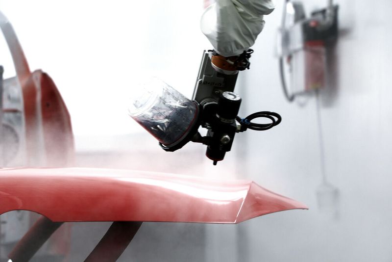 In Kombination mit der Sata Automatikpistole und der Jet X Düsentechnologie erreiche der Jetstream eine besonders feine und homogene Zerstäubung. Das Spritzbild ist laut Sata gleichmäßig, die Materialverteilung präzise und reproduzierbar. Das bedeute einen geringeren – und absolut planbaren – Lackverbrauch. Zudem liefere das System konstante Schichtdicken. Oberflächenqualität, was Nacharbeiten minimiere.  (Bild: Sata)