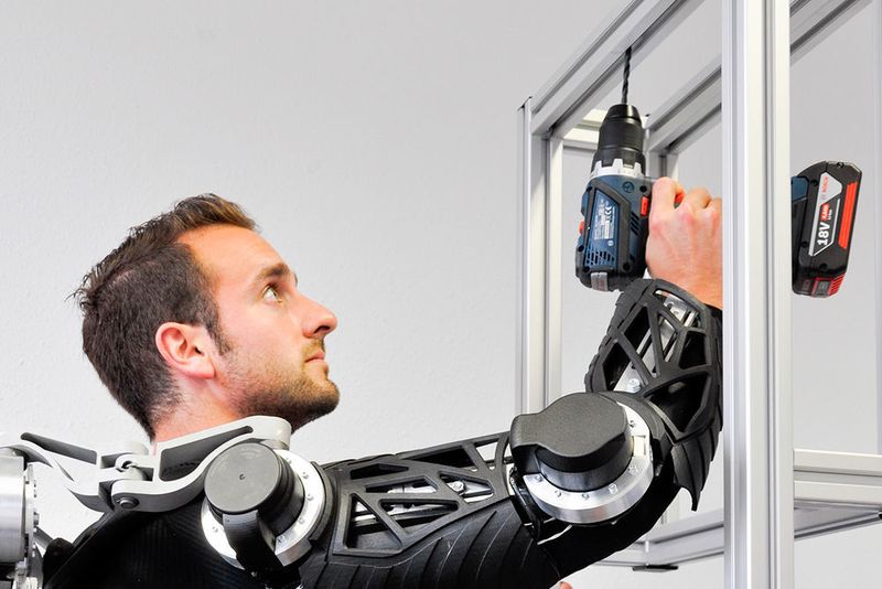 Mitarbeiter werden mit dem Exoskelett bei Hebetätigkeiten und Überkopfarbeiten unterstützt und können gesünder und länger ihre Arbeit ausführen. (Ludmilla Parsyak © Fraunhofer IAO)