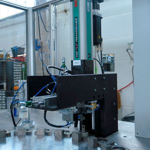 Reko Fubbertech entwickelte dazu eine integrierte Montagestation zum Einpressen von Stahlteilen in die Gummi-Schwingungsdämpfer. Für den Antrieb sorgt der TOX-Electricdrive EQ-K 055.