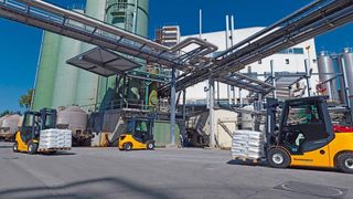 Jungheinrich hat mit den verbrauchsgünstigen Diesel- und Treibgasstaplern der Reihe DFG 425s-435s Modelle im Programm, die vor allem im Reversierbetrieb (zum Beispiel bei der Lkw-Beladung) dynamische Beschleunigung, schnelles Reversieren und präzises Fahren ermöglichen.Bild: Jungheinrich (Archiv: Vogel Business Media)