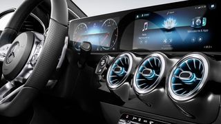 Mit dem auf der CES vorgestellten Multimediasystem MBUX rundet Mercedes-Benz das Interieurkonzept der neuen A-Klasse ab. Das System ist intuitiv und selbstlernend. (Daimler AG)
