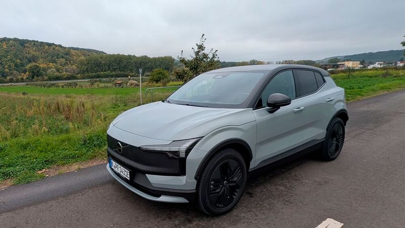 Darf es ein bisschen mehr SUV ein? Für alle, die diese Frage mit ja beantworten, ist die Cross-Country-Version eine interessante Alternative zum EX30.(Bild:  Mauritz – VCG)