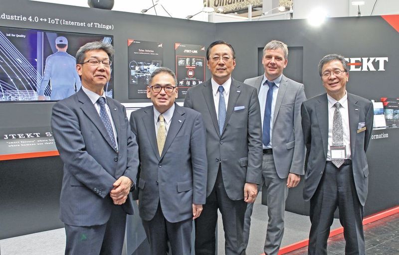 JTEKT-Vorstand Masakazu Isaka (Mitte) bei seinem jüngsten Deutschlandbesuch. (Toyoda)