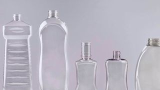 Mit dem sogenannten Preferential Heating von KHS läßt sich nach Angaben des Anbieters die Qualität von streckblas-geformten, ovalen PET-Flaschen deutlich verbessern. (Bild: KHS)