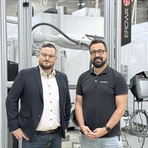 Gemeinsam entwickelten sie eine Lösung, die Neuland betritt: Andreas Tassone (Verkauf Schweiz, Erowa AG) und Daniele Pavese (Geschäftsführer, Pavese AG).(Bild:  Erowa AG)
