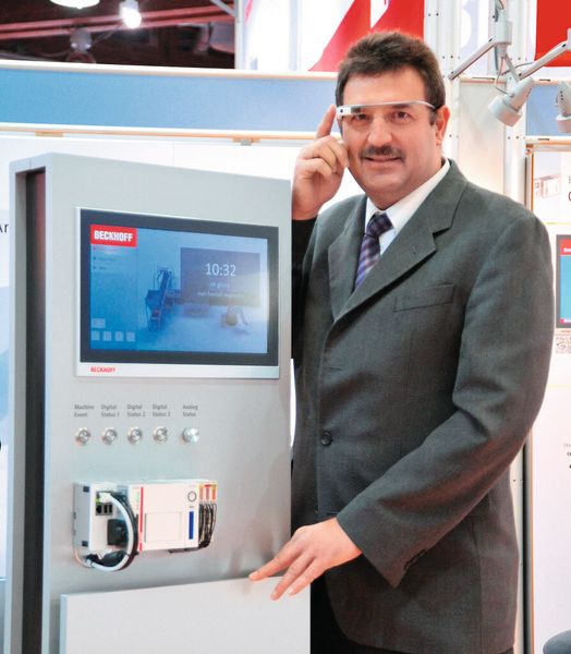Andreas Thome, Produktmanager PC-Control, demonstriert die Google- Datenbrille. (Bild: Beckhoff)