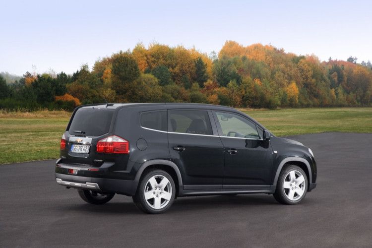 Für den Orlando stehen zwei weitere Motoren zur Wahl: ein 1,8-Liter-Benziner mit 104 kW/141 PS und ein 2,0-Liter-Turbodieselmotor mit 120 kW/163 PS. Der Turbodiesel ist in Verbindung mit dem manuellen Sechs-Gang-Getriebe ebenfalls mit Start-Stopp-System und Eco-Drive Assistant ausgestattet. (Chevrolet)