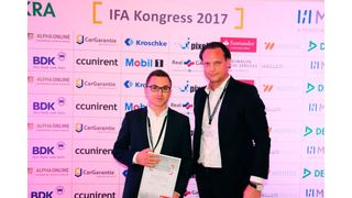 Auch Alexander Wottge und Marius Mader von der HfWU Geislingen gehören zu den Stipendiaten (v. li. Alexander Wottge, Jascha Bräuer, Santander, Abteilungsdirektor Handelskommunikation Mobilität). (Bild: Santander Consumer Bank)