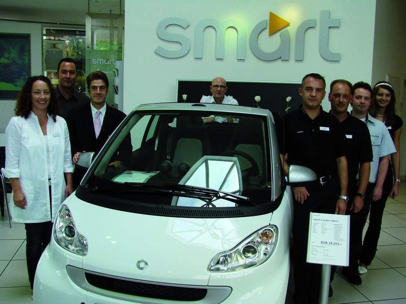 Das Team des Saarbücker Smart-Centers auf einen Blick (v. l.):  Katrin Heinig (Teamleiterin Verwaltung), Gerhard Seel (IT & Verwaltungsmanager), Daniel Fries (Verkaufsleiter), Uwe Conrad (Center Manager), Uwe Fegert (Teamleiter Service), Rüdiger Philippi (Serviceberater), Volker Ries (Teilespezialist) und Monika Maternicki (Auszubildende).  Fotos: Michel (Archiv: Vogel Business Media)