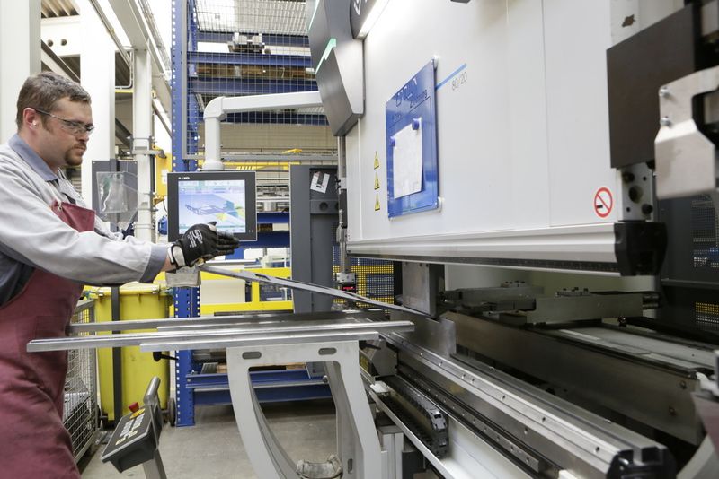Metallstücke werden in einer Biegepresse in Form gebracht. (Bild: Crown)