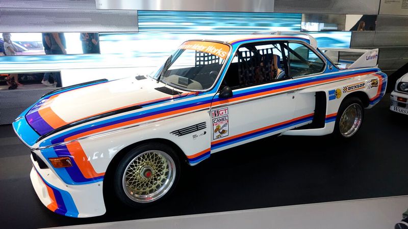 Das erste Rennfahrzeug der neuen BMW Motorsport GmbH war der 3.0 CSL, der in den Siebzigerjahren die Tourenwagen-Meisterschaften für Jahre dominierte. Jochen Neerpasch, Chef der neu gegründeten Mannschaft von Spezialisten, holt dafür eine Gruppe Rennfahrer zu BMW, die das M maßgeblich zum schnellsten Buchstaben der Welt machen. Die Werkswagen mit ihrem charakteristischen Streifendesign und den großen Spoilern prägen das Bild der Tourenwagenszene. Werks- und Privatteams gewinnen zahlreiche nationale und internationale Rennen. Bis 1979 kommt am BMW 3.0 CSL niemand vorbei. (Bild: Dominsky – VCG)