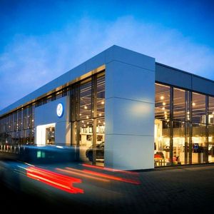 In der aktuellen VW-CI ist der Neubau der Auto-Zentrale Thiel in Rheda-Wiedenbrück errichtet.