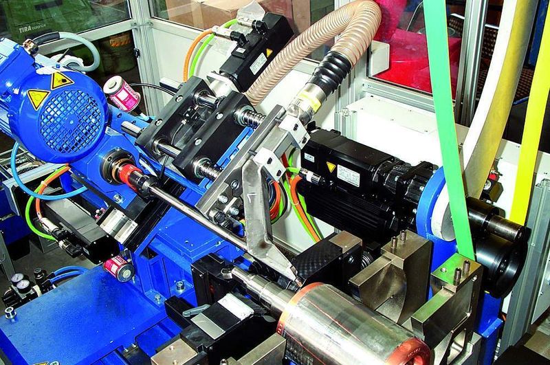 Bild 3: Mit einer extrem langen Werkzeughalterverlängerung wird die schwer zugängliche Wuchtbohrung eingebracht. Bild: Schunk (Archiv: Vogel Business Media)