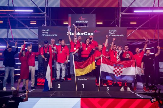 Das Team aus Deutschland gewinnt die ForkliftTeam World Championship 2025. Gefolgt von den Niederlanden und Kroatien auf den Plätzen zwei und drei.(Bild:  Bert Willer)