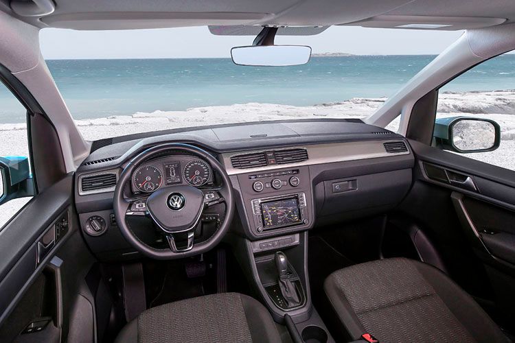 Beim Caddy Comfortline gehören zum Interieur unter anderem zwei Schubladen unter beiden Vordersitzen, ein in der Höhe einstellbarer Beifahrersitz sowie Lederlenkrad, Lederschaltknauf und Lederhandbremshebel veredelt. Das Navigationssystem mit Radio, Handy- und USB-Schnittstelle ist optional. (Bild:Volkswagen)