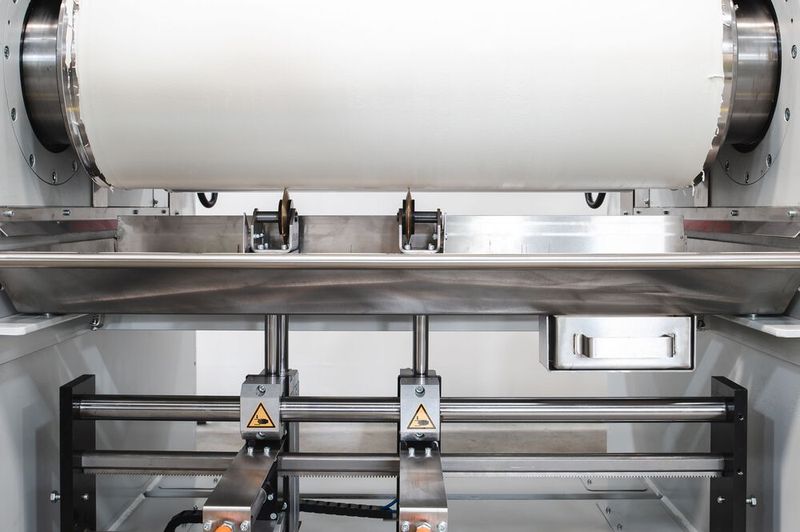 Blick auf den Streifenschneider, der jetzt für die Gummi-Walzwerke Neo-Premium und Neo-Plus von Deguma zur Verfügung steht. Es handelt sich um rotierende Rundmesser, die direkt am unternen Walzenscheitel platziert sind, um das Verletzungsrisiko zu minimieren. (Bild: Deguma / Th. Höhl)