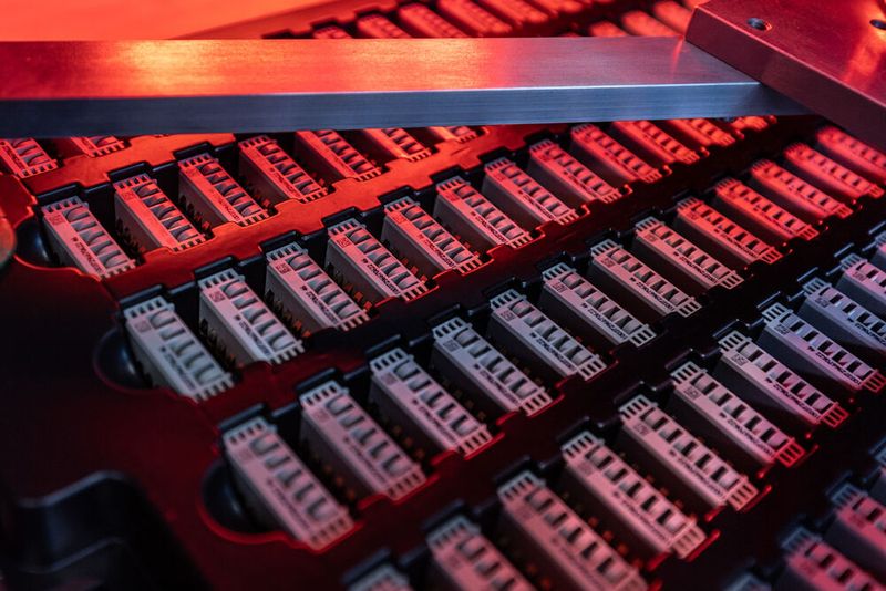 Beim kleinen Familienunternehmen FMO Surface prüft der KUKA Cobot LBR iisy Data-Matrix-Codes auf Qualität und Vollständigkeit. (Bild: KUKA)