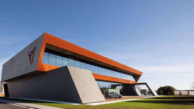 Das 2020 eröffnete Cupra-Headquarter in Martorell. Das umweltfreundlich konzipierte Gebäude mit Designanleihen aus dem Motorsport hat rund 5,3 Millionen Euro gekostet und bietet Platz für 200 Mitarbeiter. (Bild: Seat)