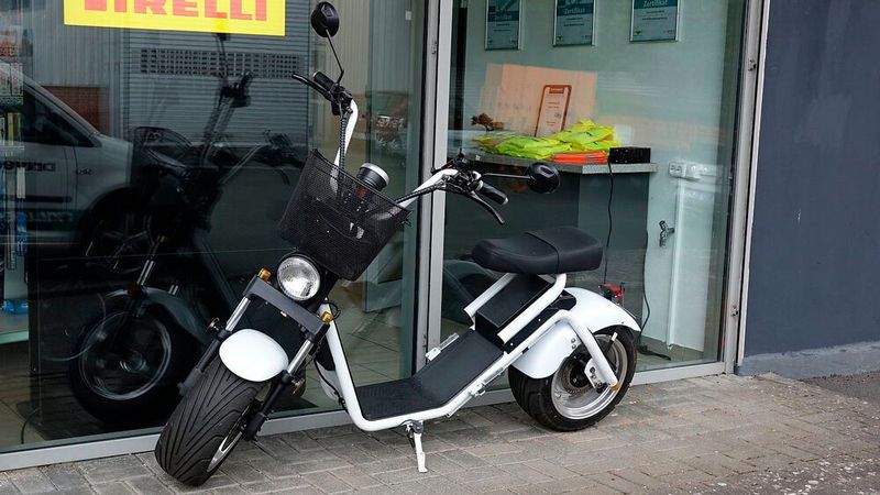 Mit diesem witzigen Elektroroller können Werkstattkunden auf Wunsch nach Hause fahren. (Bild: Rosenow/»kfz-betrieb«)