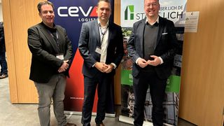 Bei der Informationsveranstaltung (v.l.): Jan Mach, Senior HR Manager, und Sebastian Golombek, Vertragslogistikmanager für Norddeutschland (beide Ceva), zusammen mit Lichs Bürgermeister Dr. Julien Neubert (Bild: Ceva)