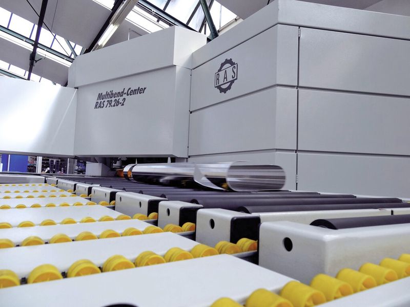 Bild 5: Die Biegeteile laufen über den Fertigteilauslauf aus dem Multibend-Center und werden auf dem Puffertisch aufgestaut. (Bild: RAS)