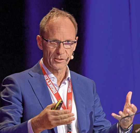 Dr. Rainer Stetter, ITQ: „Der Schlüssel zu innovativen Arbeitsorganisationen und Ausbildungskonzepten ist das Arbeiten und Denken in Netzwerken, das eigenverantwortliche Agieren und selbstbestimmte Arbeiten, um die Stärken der einzelnen Individuen maximal einzusetzen.“ Dr. Rainer Stetter, ITQ: „Der Schlüssel zu innovativen Arbeitsorganisationen und Ausbildungskonzepten ist das Arbeiten und Denken in Netzwerken, das eigenverantwortliche Agieren und selbstbestimmte Arbeiten, um die Stärken der einzelnen Individuen maximal einzusetzen.“