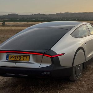 Er wiegt mit knapp 1,6 Tonnen weniger als manch konventioneller Kleinwagen.(Bild:  Lightyear)