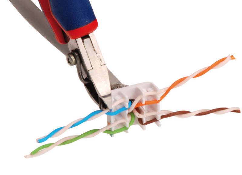 Abbildung 1: Die Montage des CAT 6a Keystone Moduls von Digitus... (Archiv: Vogel Business Media)