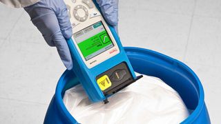 Truscan RM überprüft Chemikalien direkt im Wareneingang. (Bild: Analyticon Instruments)